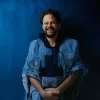 Marcos Almeida lança “Porão”, primeira faixa de seu novo álbum “Calado”