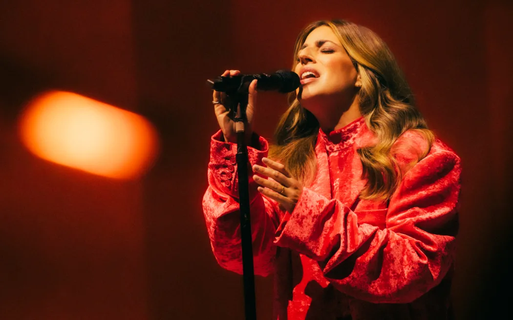 Brooke Fraser com a Orquestra Filarmônica de Auckland na Spark Arena.