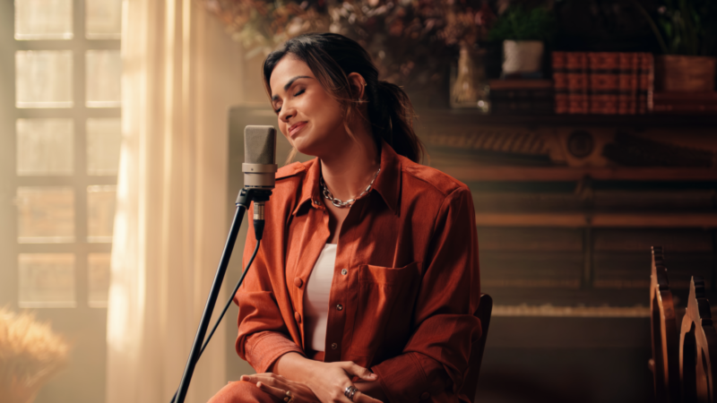 Bruna Olly revisita louvores que compõem a trilha sonora de sua vida